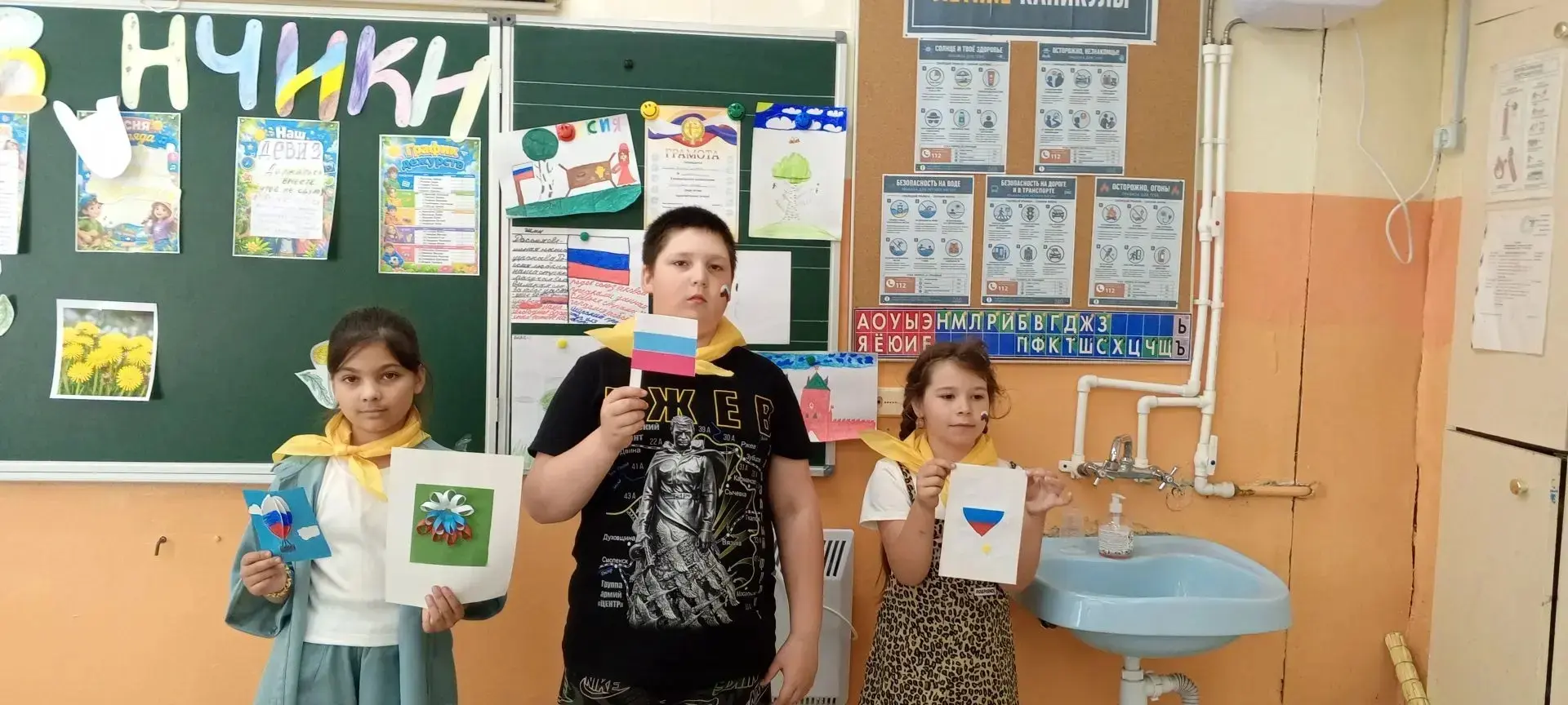 9 день в летнем оздоровительном лагере "Радуга" был посвящён "Дню России". 
Как обычно утро началось