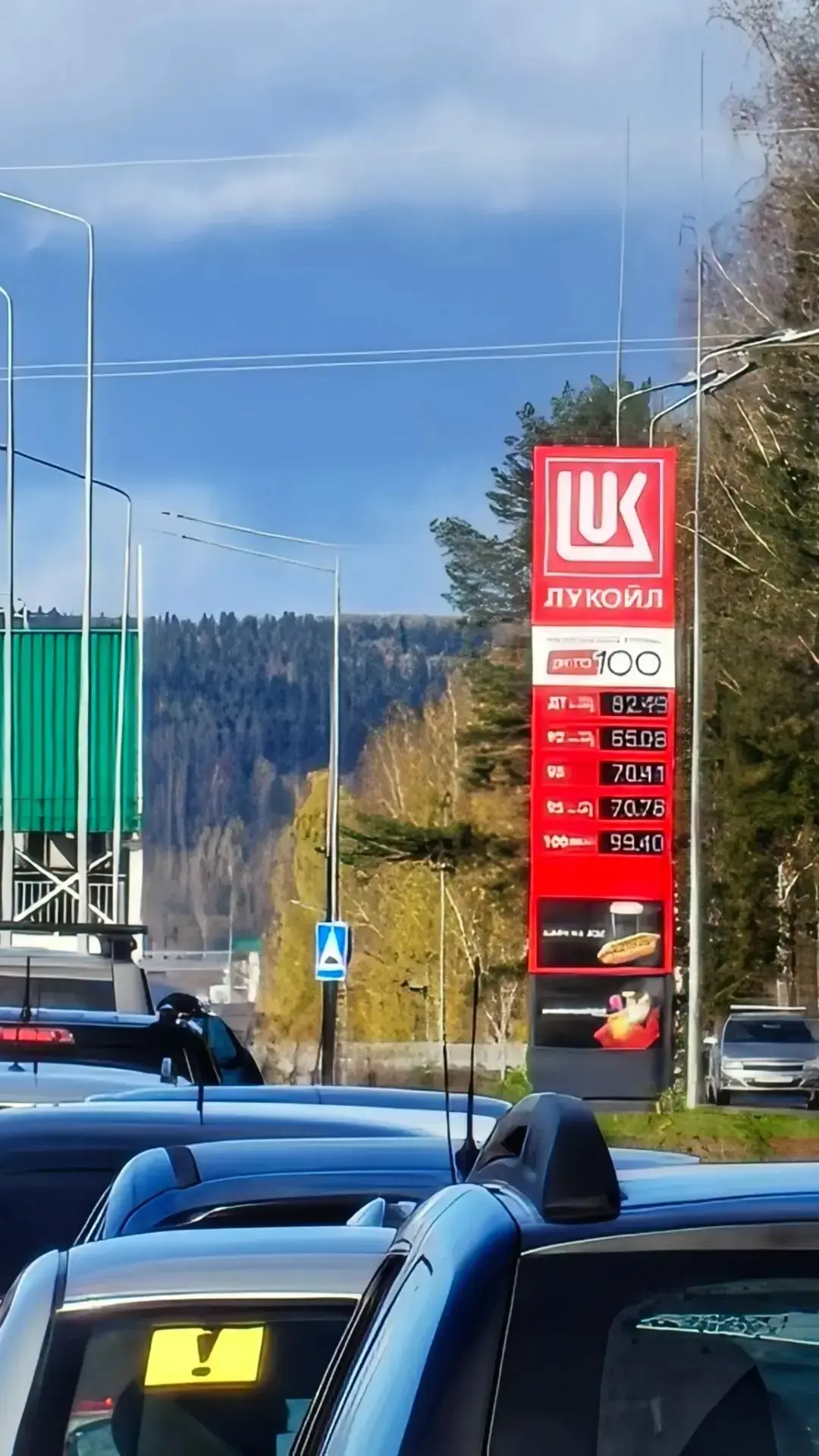 ⚡️Лукойл возле чусовского моста сливается бензовоз, очередь накапливается, скоро начнут...