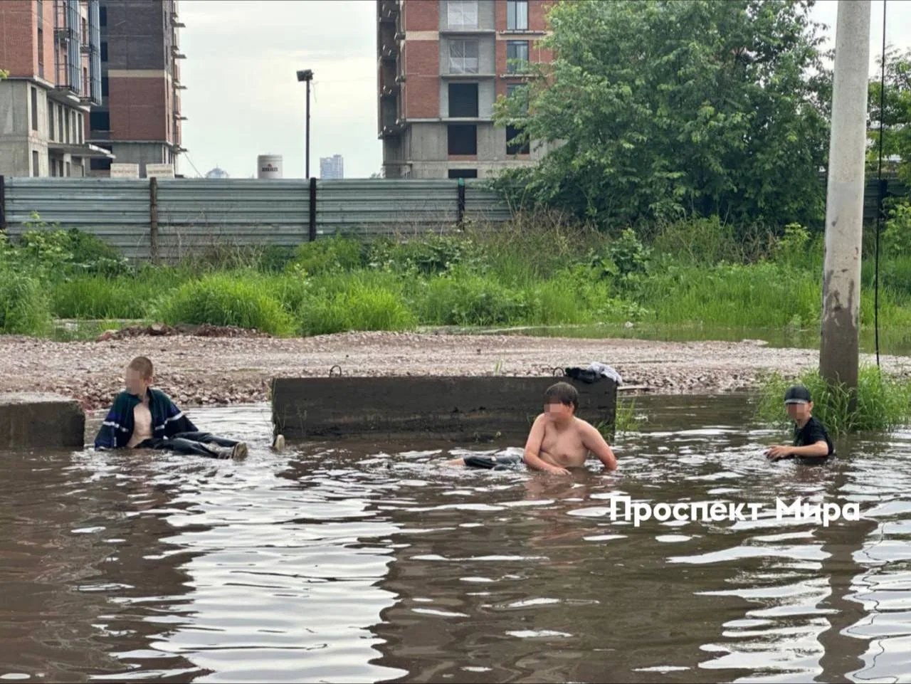 Ручьи, затоплены ливневки и дети в луже. Это дождь в Красноярске.

Источник: «Проспект Мира»