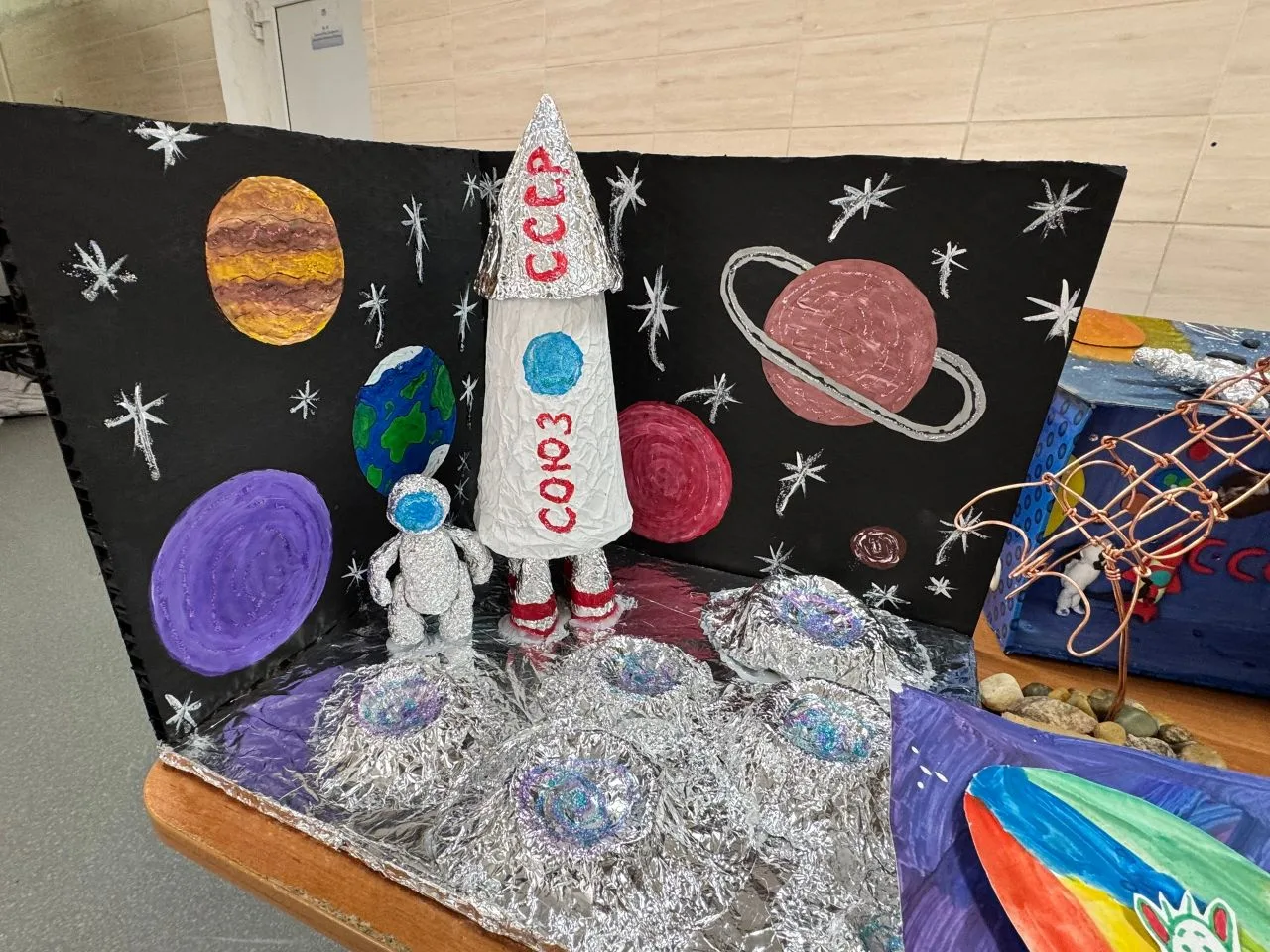 🚀 К звёздам своими руками! 🚀  Наши юные «космонавты» из начальной школы уже готовы покорять галактик