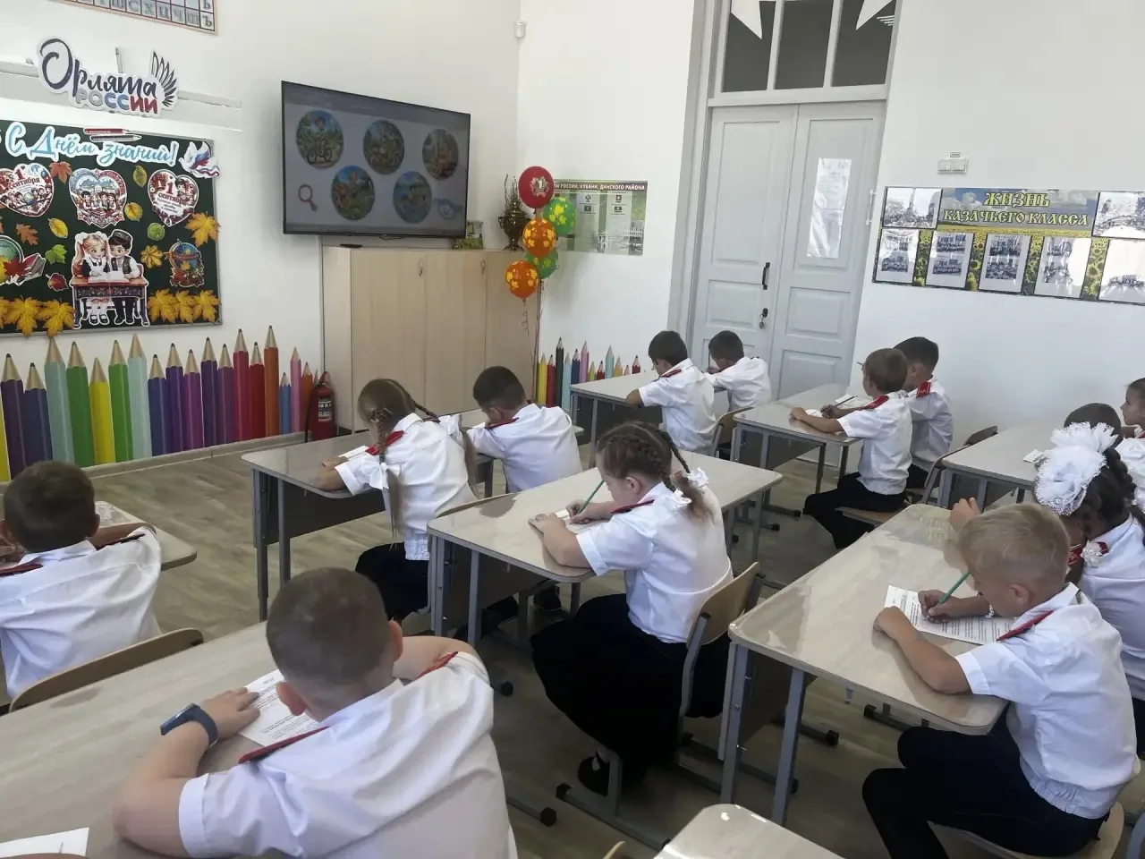 🇷🇺Сегодня, 1 сентября, во всех классах нашей школы прошли первые в этом учебном году ...