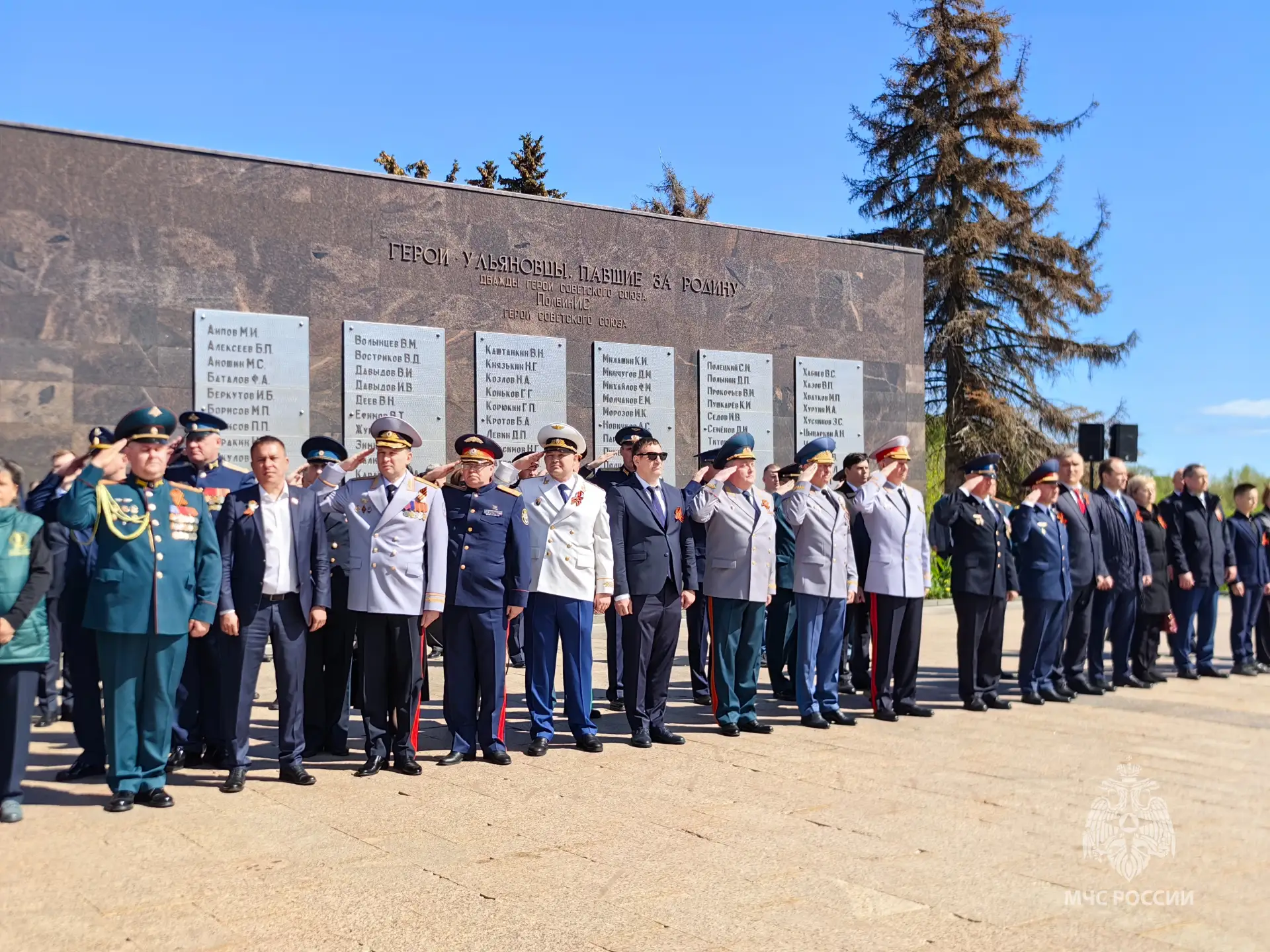 Сотрудники МЧС России в парадном строю  На площади 30-летия Победы состоялся парад, посвящённый 81-й