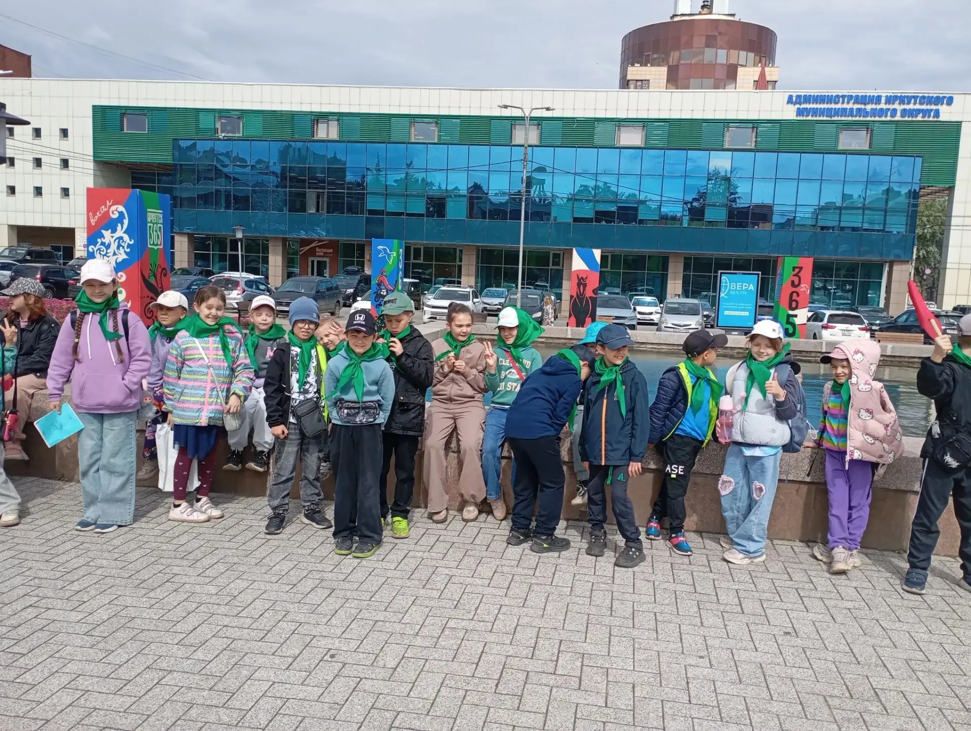 Сегодня в летнем лагере "Созвездие" день был очень насыщенный! Утром пошли в театр. Смотрели сказку 