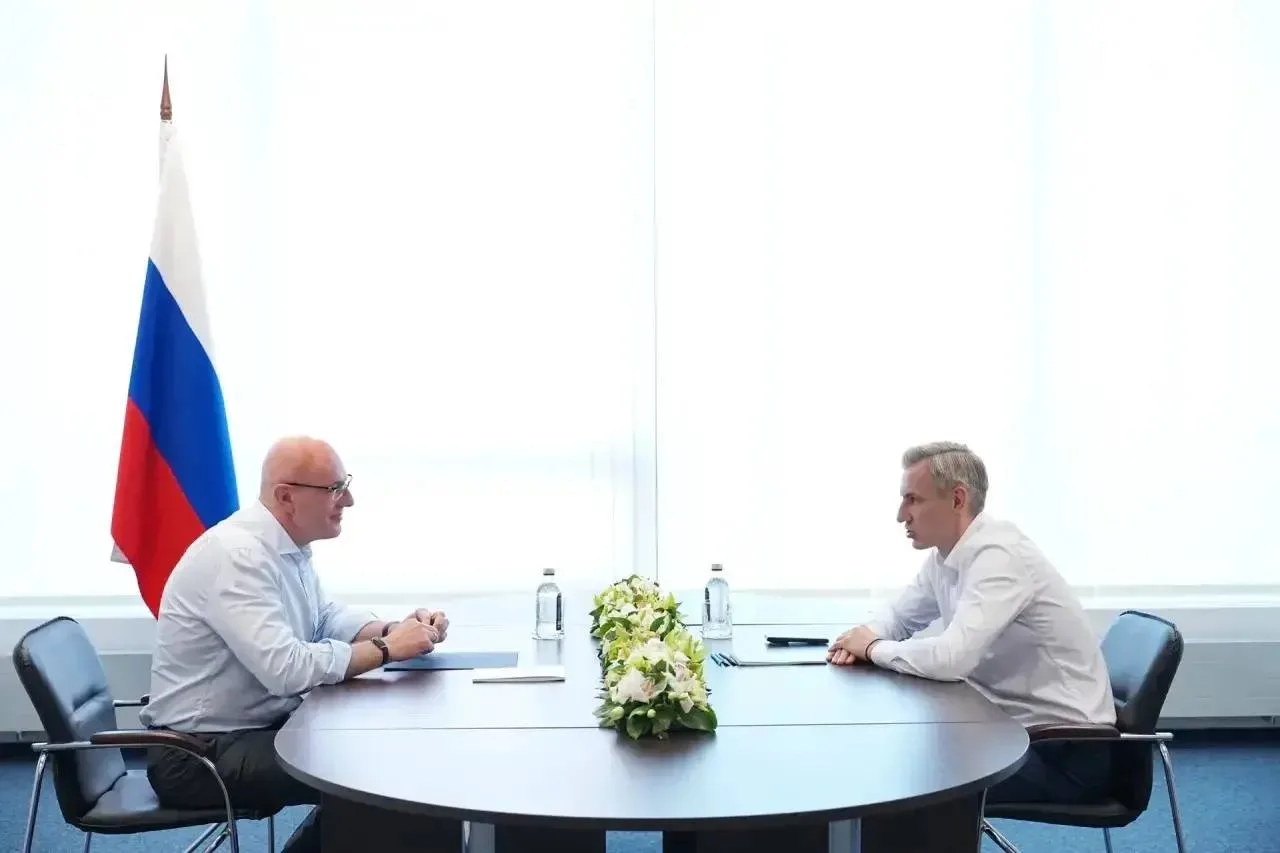 Дмитрий Чернышенко провел рабочую встречу с губернатором Смоленской области Василием Анохиным на меж