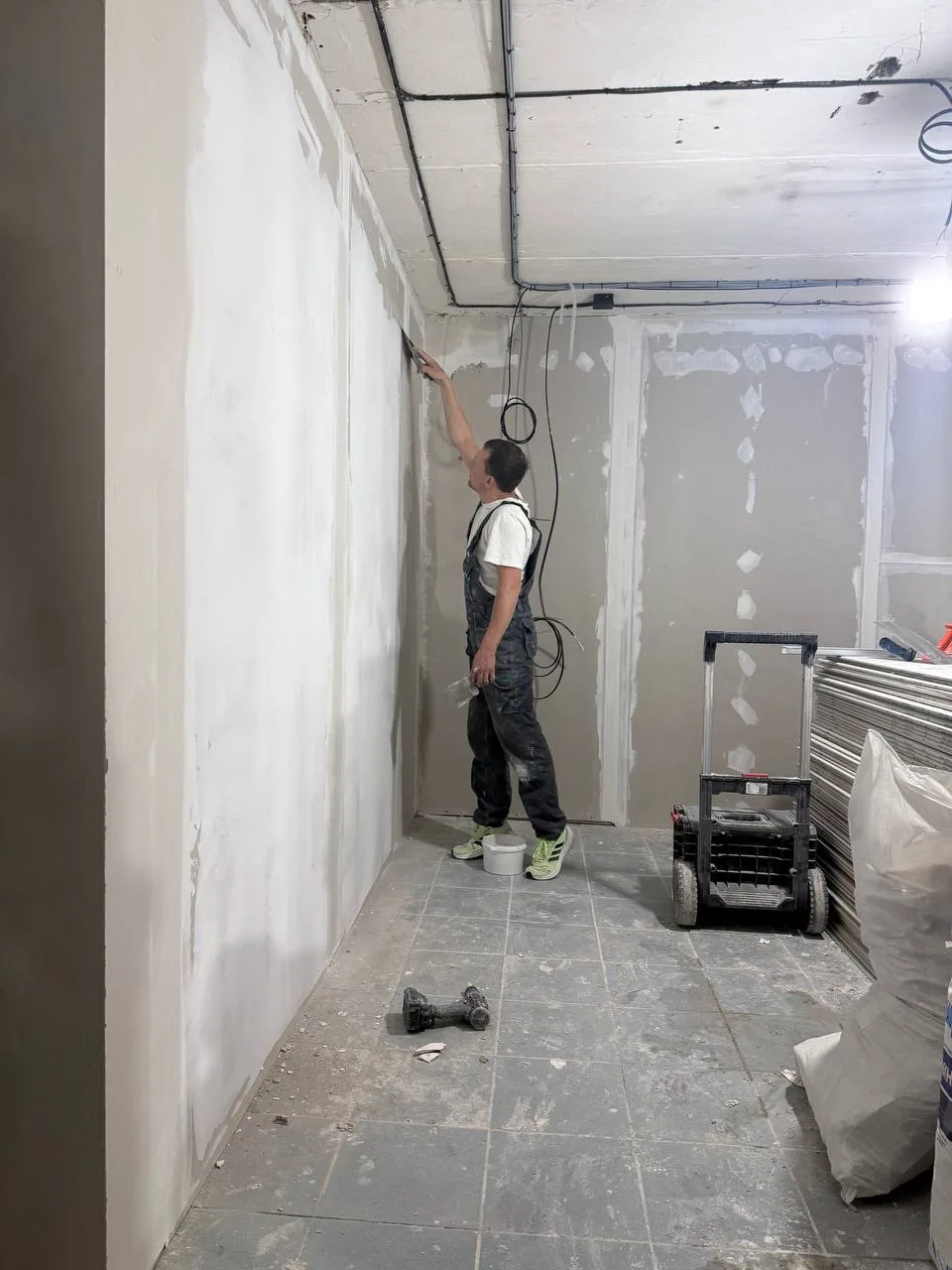 ✅Работы в компьютерном клубе продолжаются — приступили к шпаклевке стен.