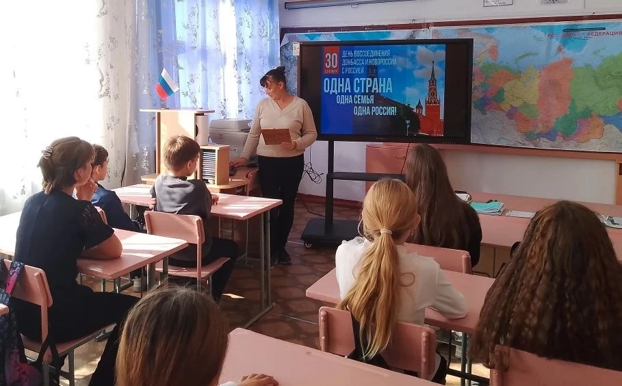 Для учащихся 6-7 классов прошел тематический час "Одна страна, одна семья, одна Россия"...