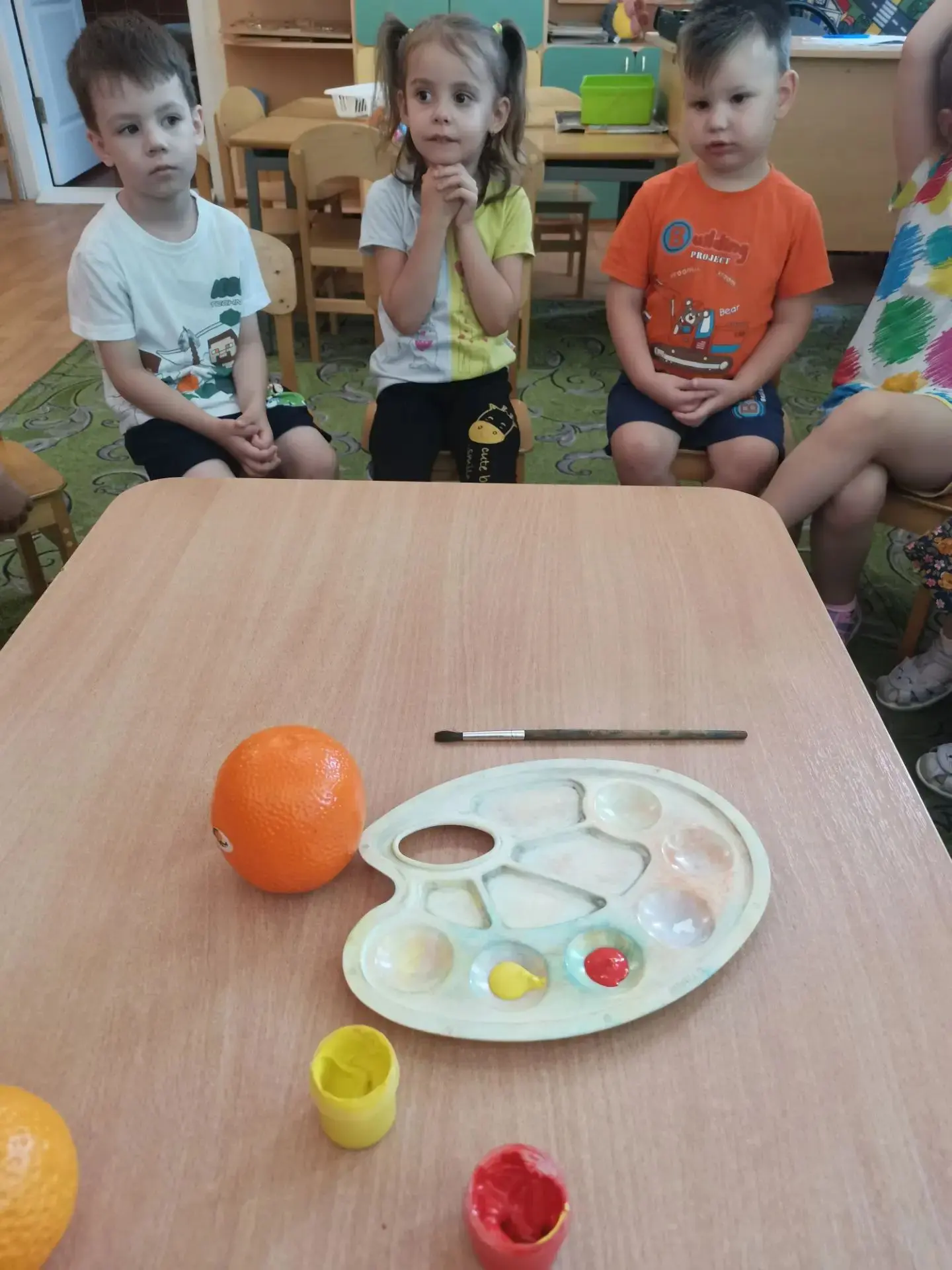 🎨🍊 В этот оранжевый день наши малыши провели целый эксперимент! Они смешивали желтую и красную кра