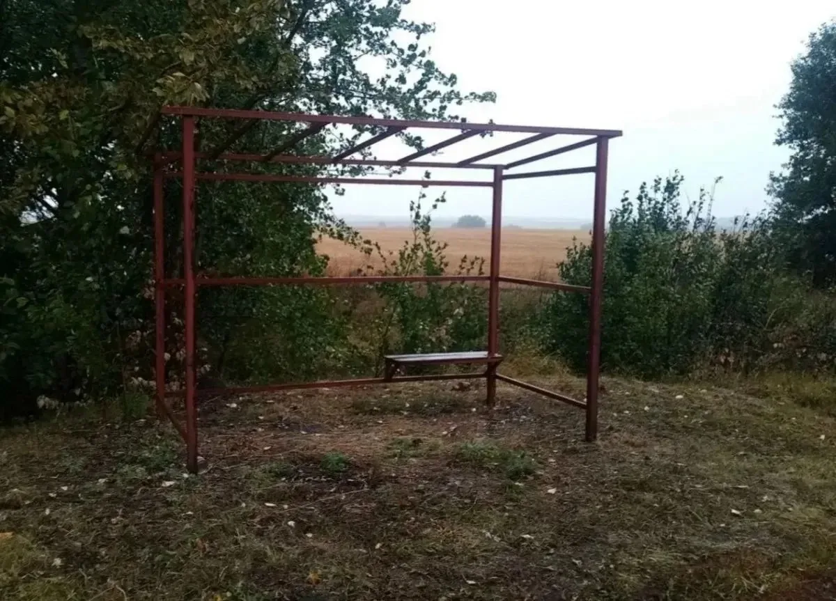 В Орловской области остановку регулярно разбирают на металл