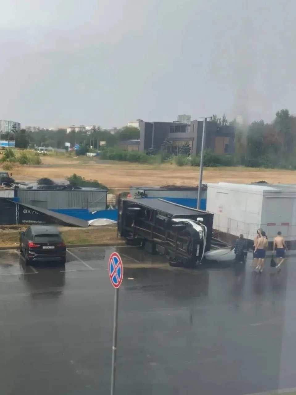 Шторм валит на улицах, не только деревья но и газели

MAX

👉 Подписаться на Таганрог.Происшествия.

