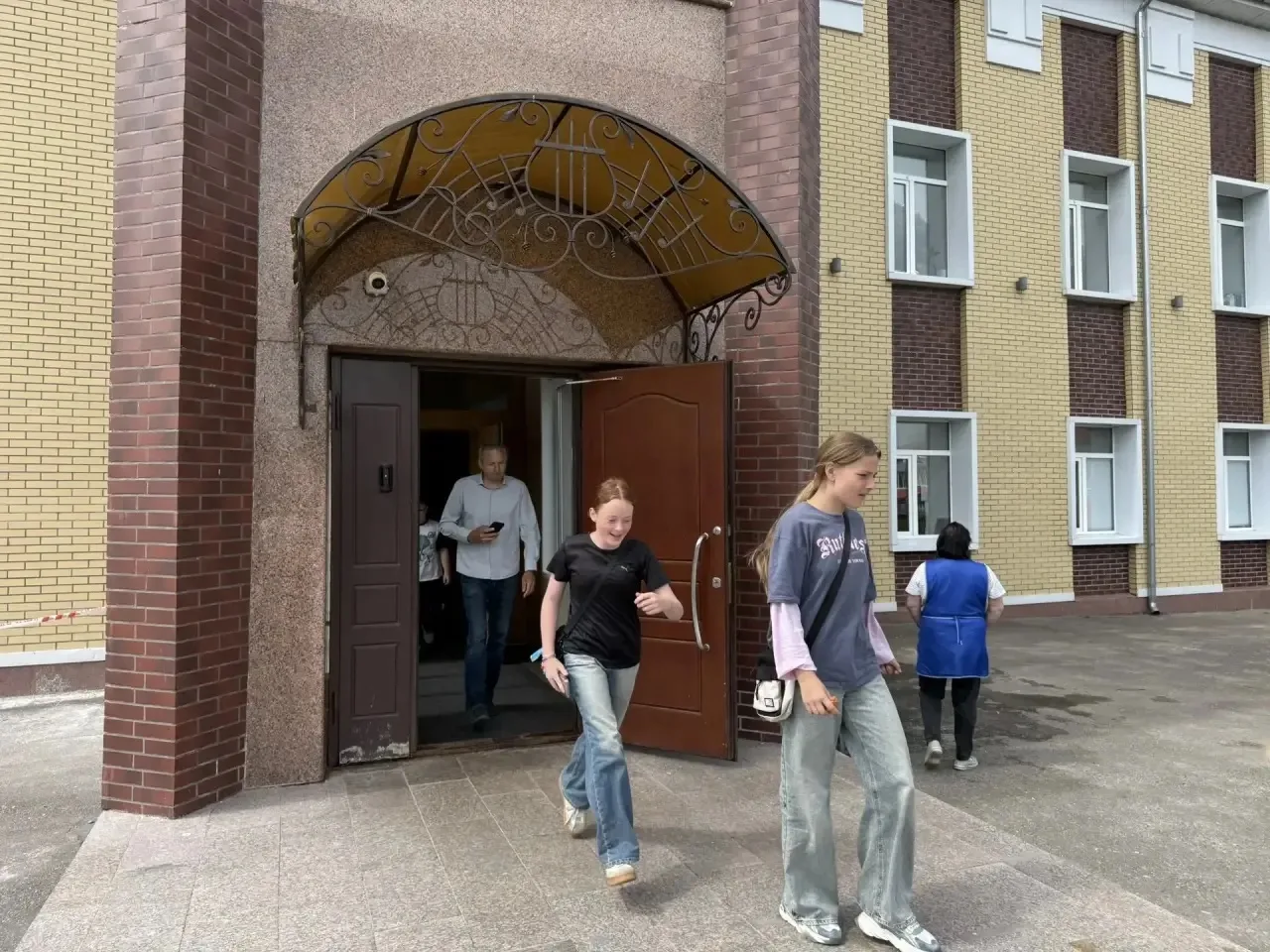 17 июня в гимназии прошла учебная эвакуация. 

Дети и сотрудники гимназии организованно, быстро и бе