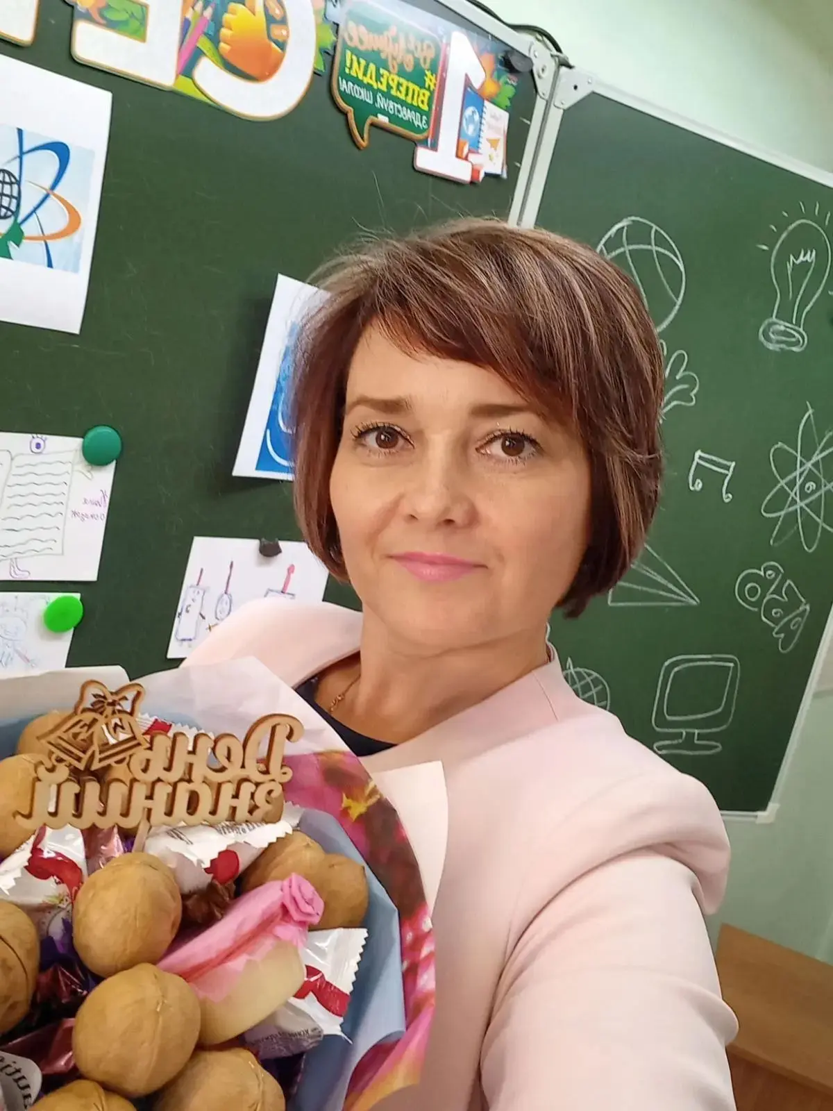 Всем добрый день! Меня зовут Елена Анатольевна, и я — ваш учитель 1 «А» класса! 👋