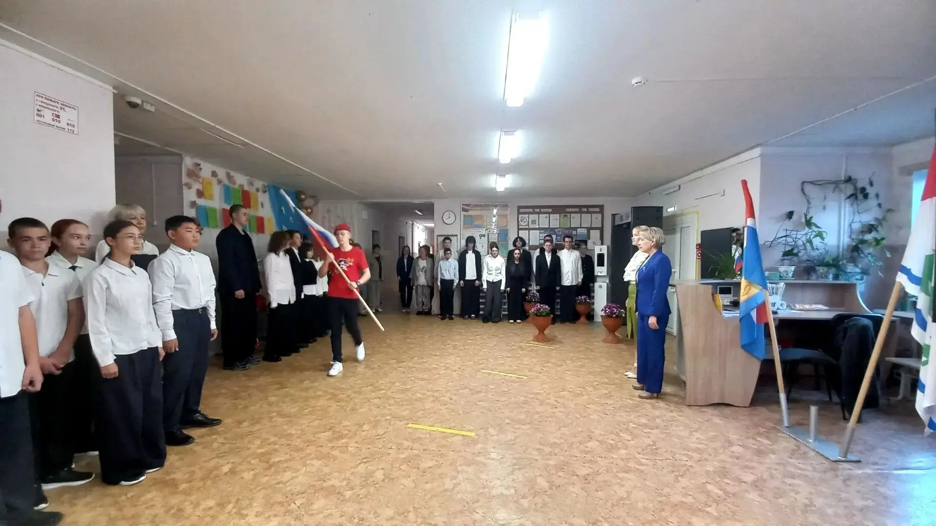 🌟Новая учебная неделя началась с торжественной линейки