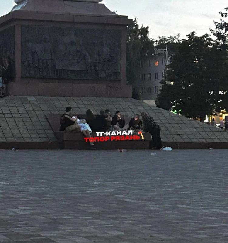 🤩 Памятник на Московском шоссе захватила компания подростков с алкоголем