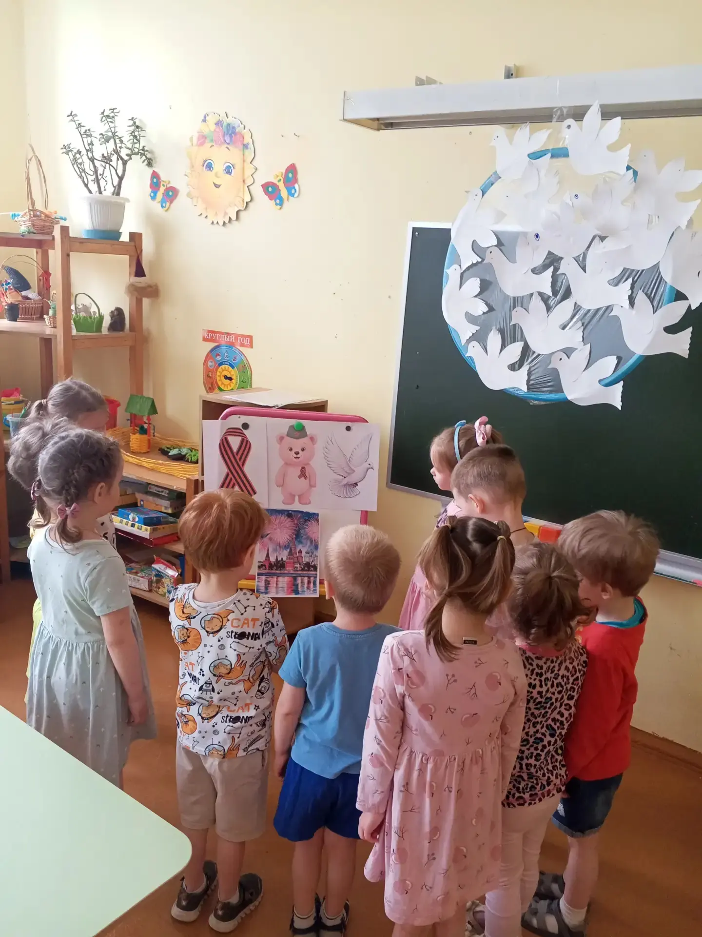 День Победы - праздник, которого ждут и взрослые, и дети. Но если старшие дошкольники уже могут поня