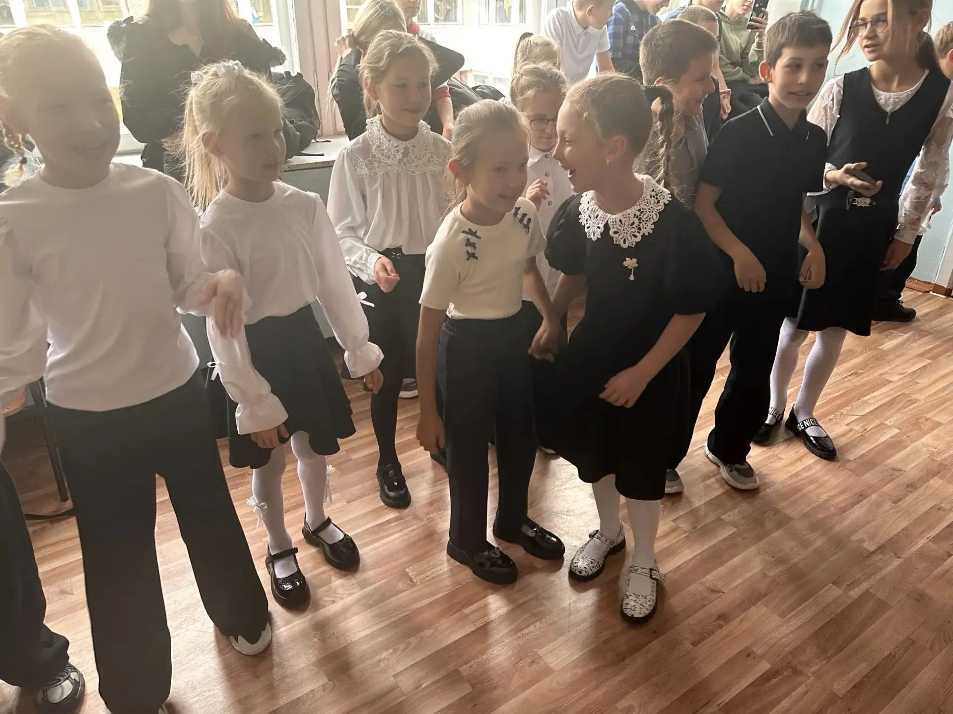 Одинаковые сердцем: в нашей школе прошёл патриотический флешмоб!