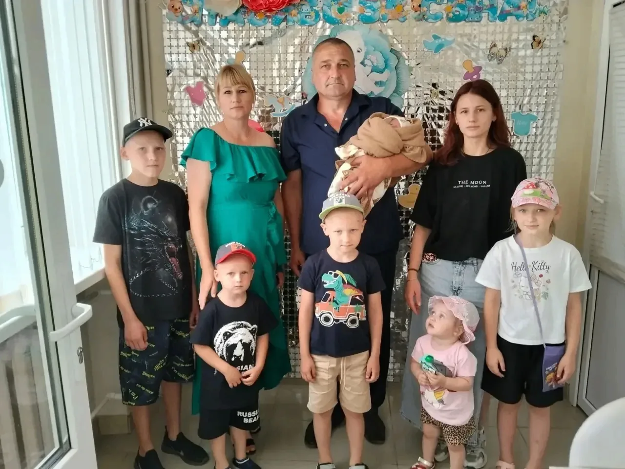 В Милютинском районе произошло радостное событие - в семье Виктора и Елены Калединых родился восьмой