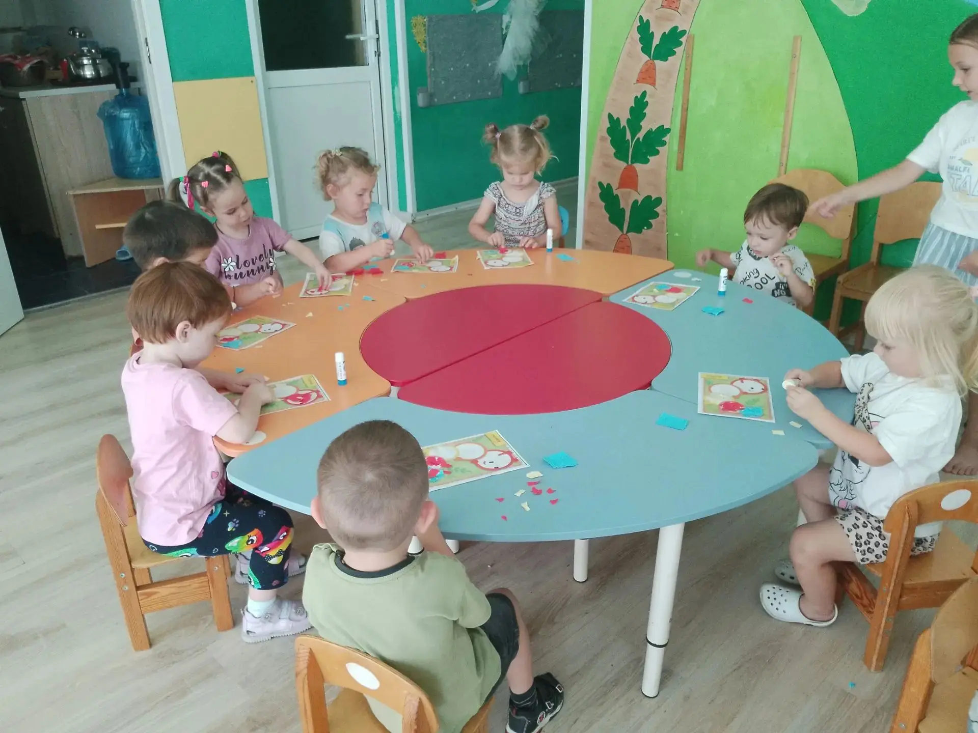 Аппликация в группе "Ромашки"