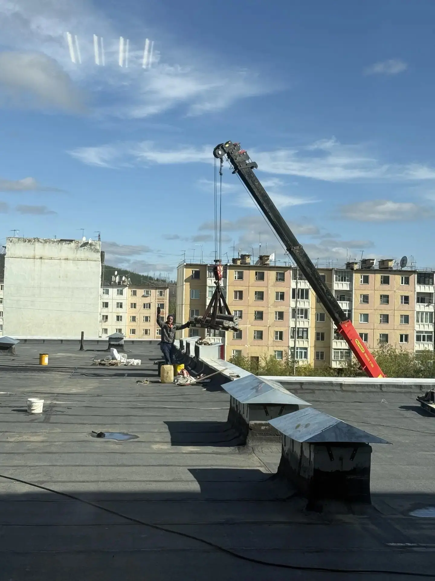 ✅ Локальный ремонт кровли над столовой завершен.