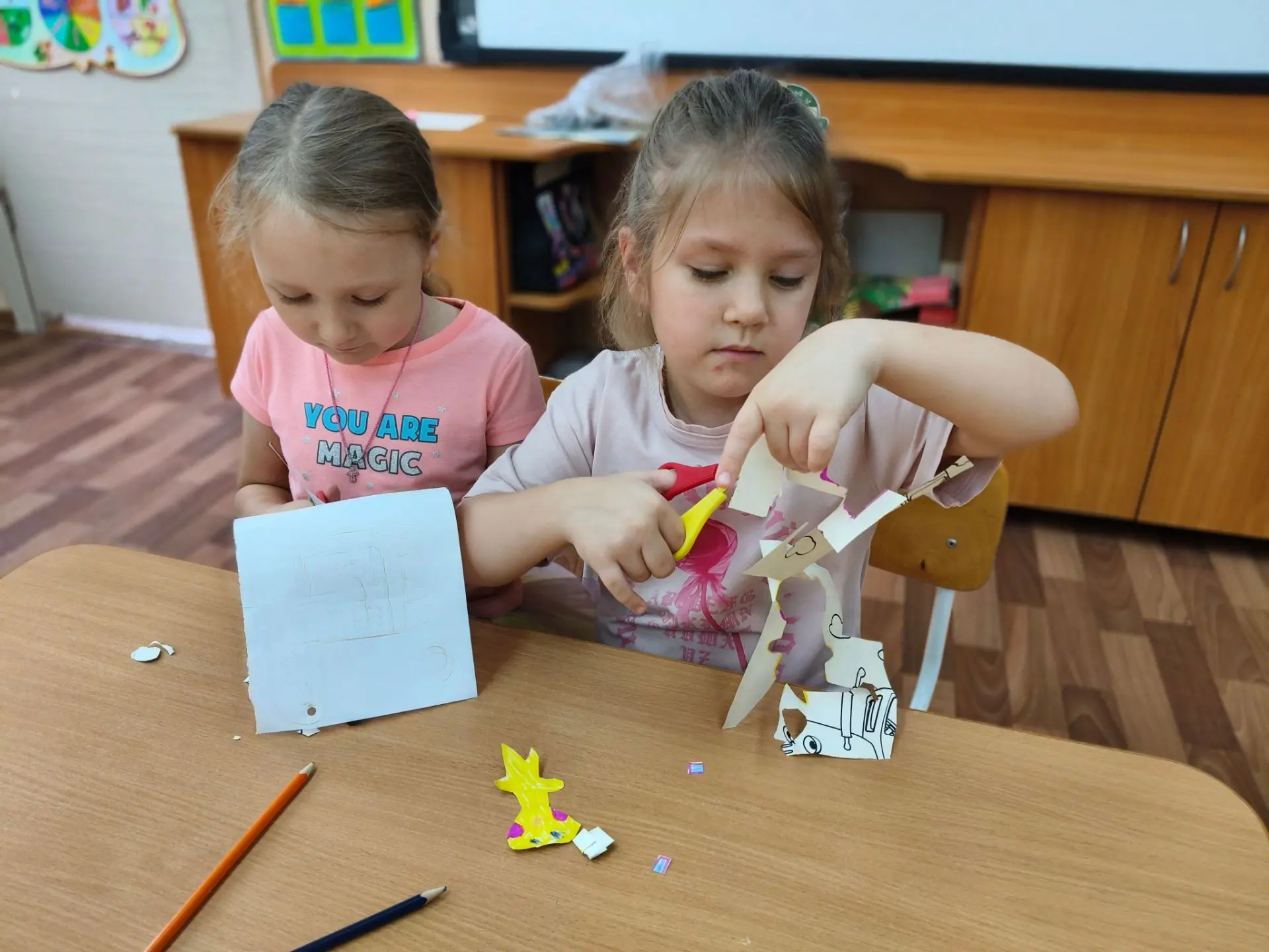 Когда на улице лужи и капает дождик, в наших группах кипит веселая жизнь. У нас всегда ...
