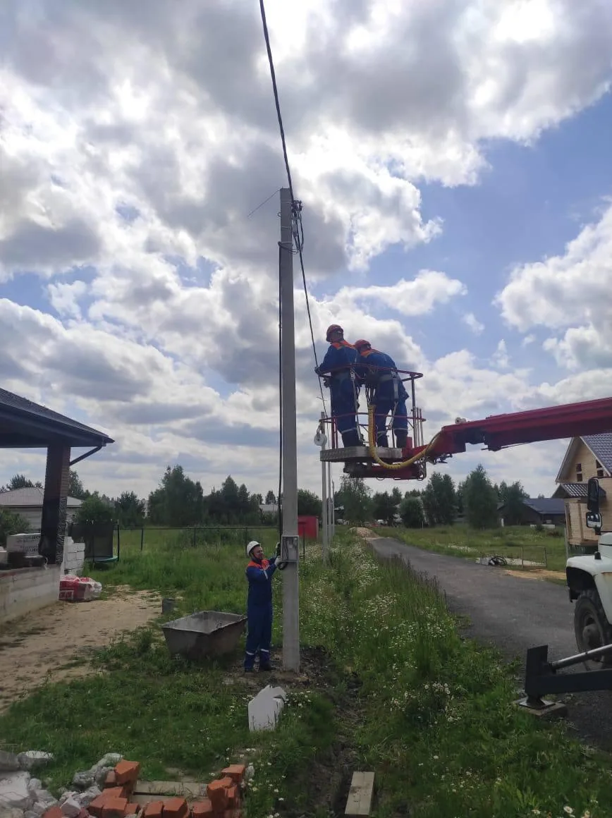 Электроснабжение девяти домов в Сосновке стало устойчивее к непогоде

💡В д. Сосновка г.о. Люберцы з