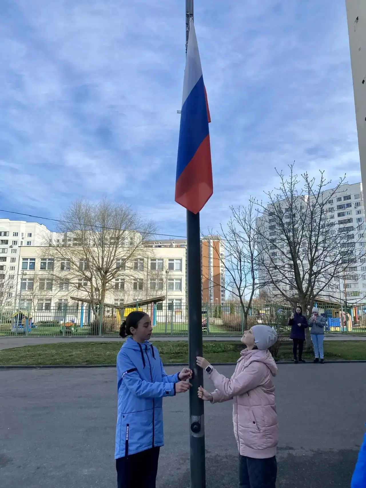 🇷🇺 Равнение на флаг!  Начинаем новую рабочую неделю с торжественной церемонии выноса Государственног