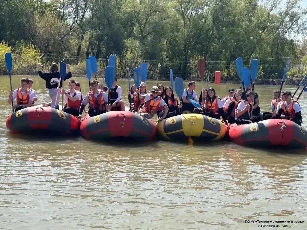 ❗ Бросили вызов реке и встретили наступающий День Победы на волне! 🌊🚣‍♂️