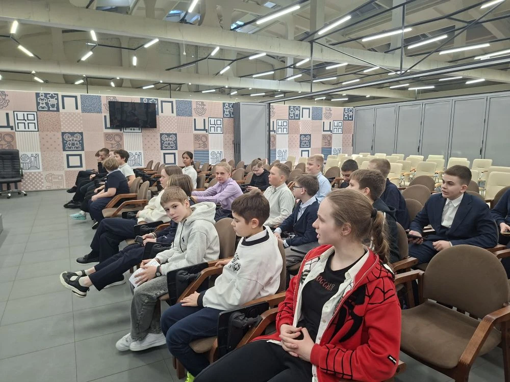 🌟 Увлекательное путешествие в мир профессий 🚀  ✨ 10 марта ученики 6в класса вместе с классным руково