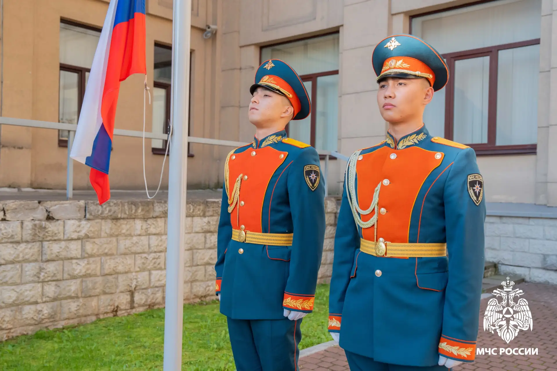В день праздника на плацу Санкт-Петербургского университета ГПС МЧС России прошло торже...