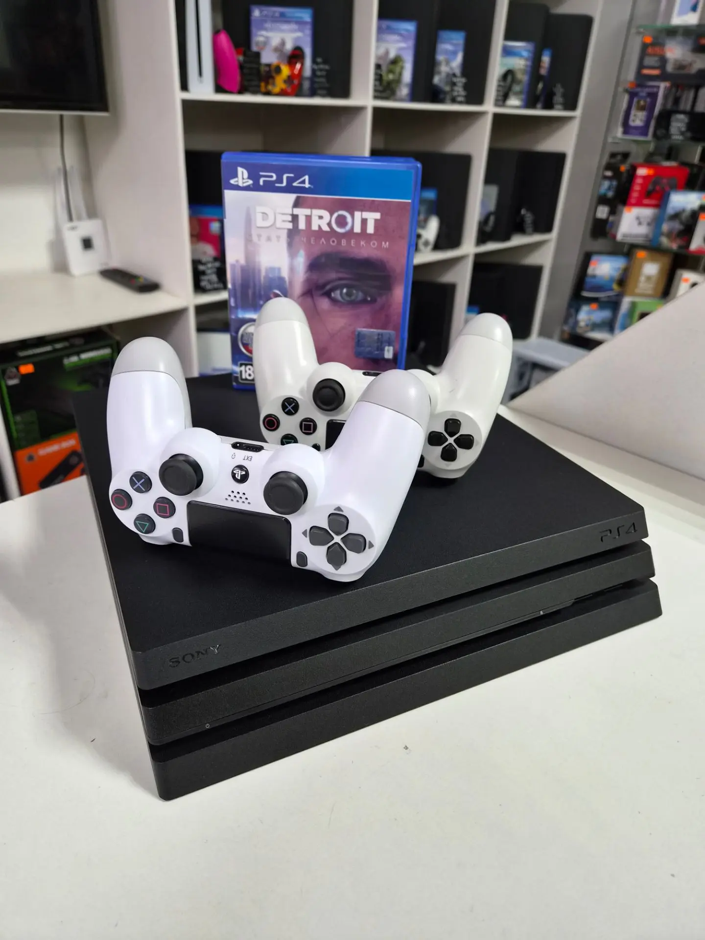 Sony PS4 PRO 1000GB, 2 геймпада + диск Detroit - 26900 ₽