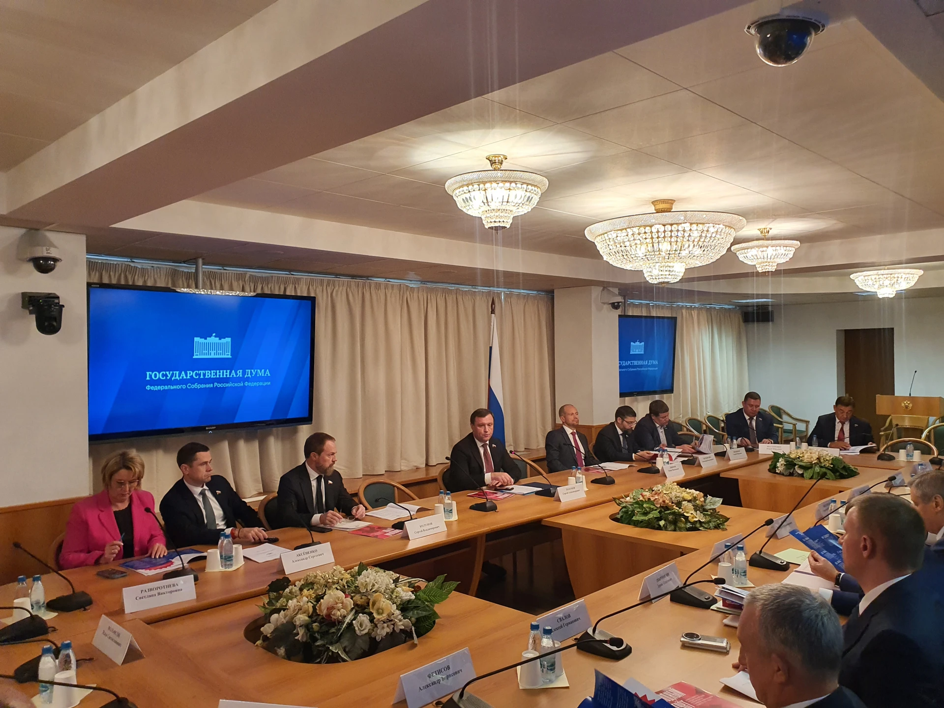 Вчера после пленарного заседания провели первое заседание Комитета по строительству и ЖКХ.