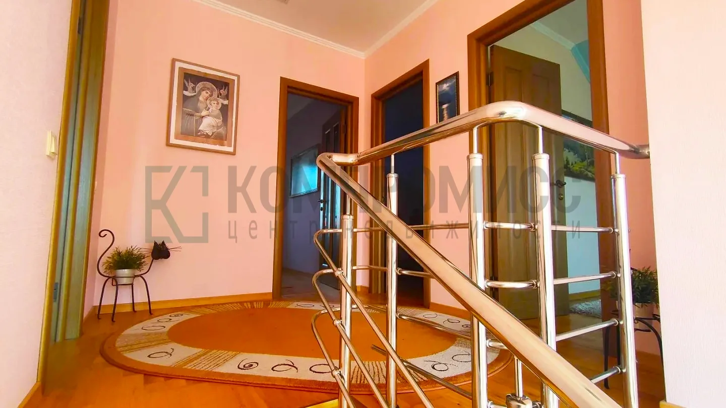 📍 Двухэтажный дом в станице Старокорсунская  🏠 Дом: ✅ 140,4 м², 2 этажа, 3 спальни ✅ Отличное жилое 