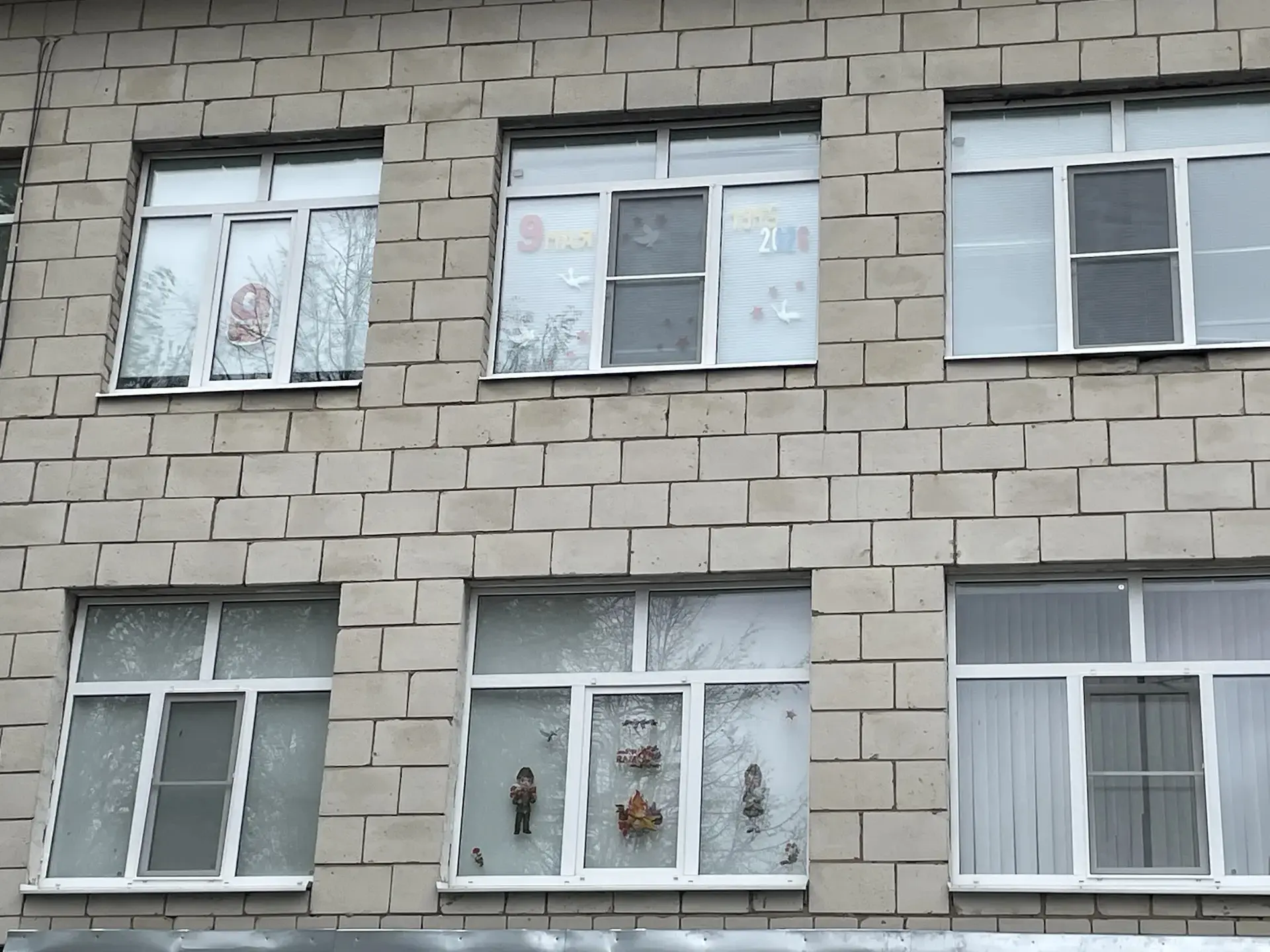 Ежегодно наша гимназия принимает участие во Всероссийской акции "Окна Победы": окна всех кабинетов у