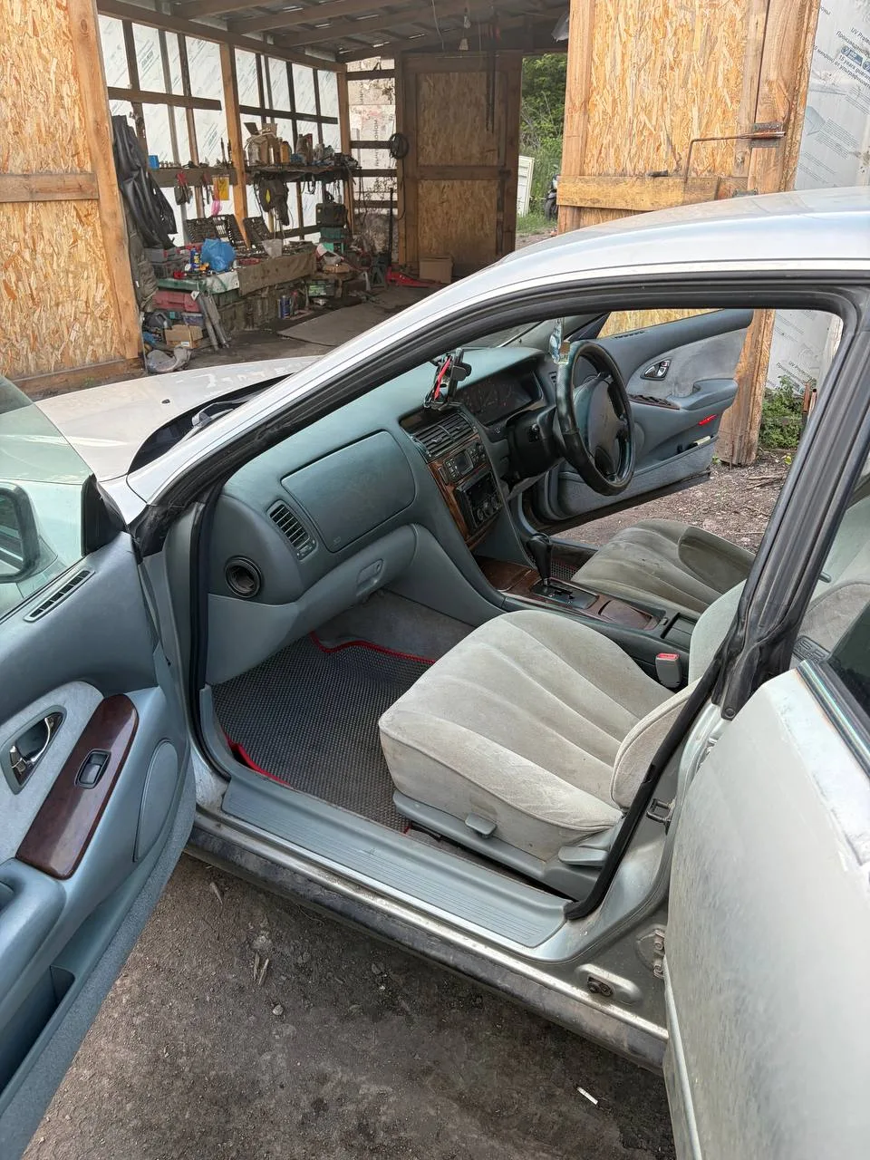 MITSUBISHI DIAMANT 
2000 года 
мотор 2,5. 200 сил. Конктрактный 100000 пробег масло не ест едет как 