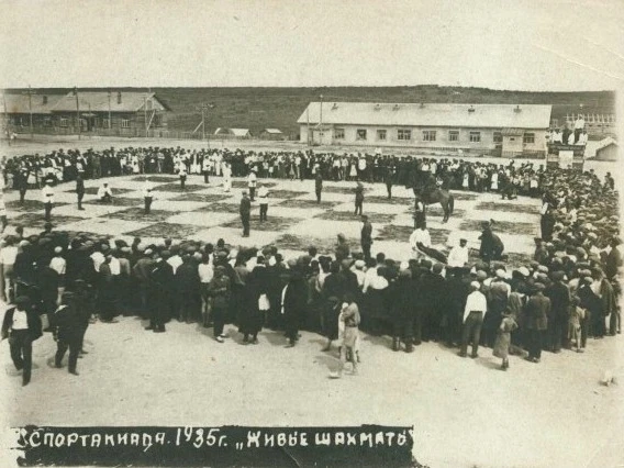 Оха, 1935 год. Партия в «живые шахматы» - одна из интереснейших форм пропаганды этой игры.
