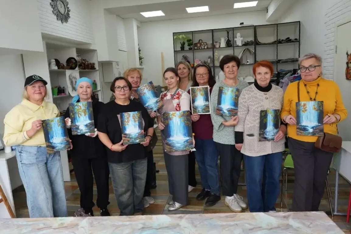 👩🏻‍🎨В художественной студии «Вернисаж» участники проекта «Активное долголетие» из Пу...
