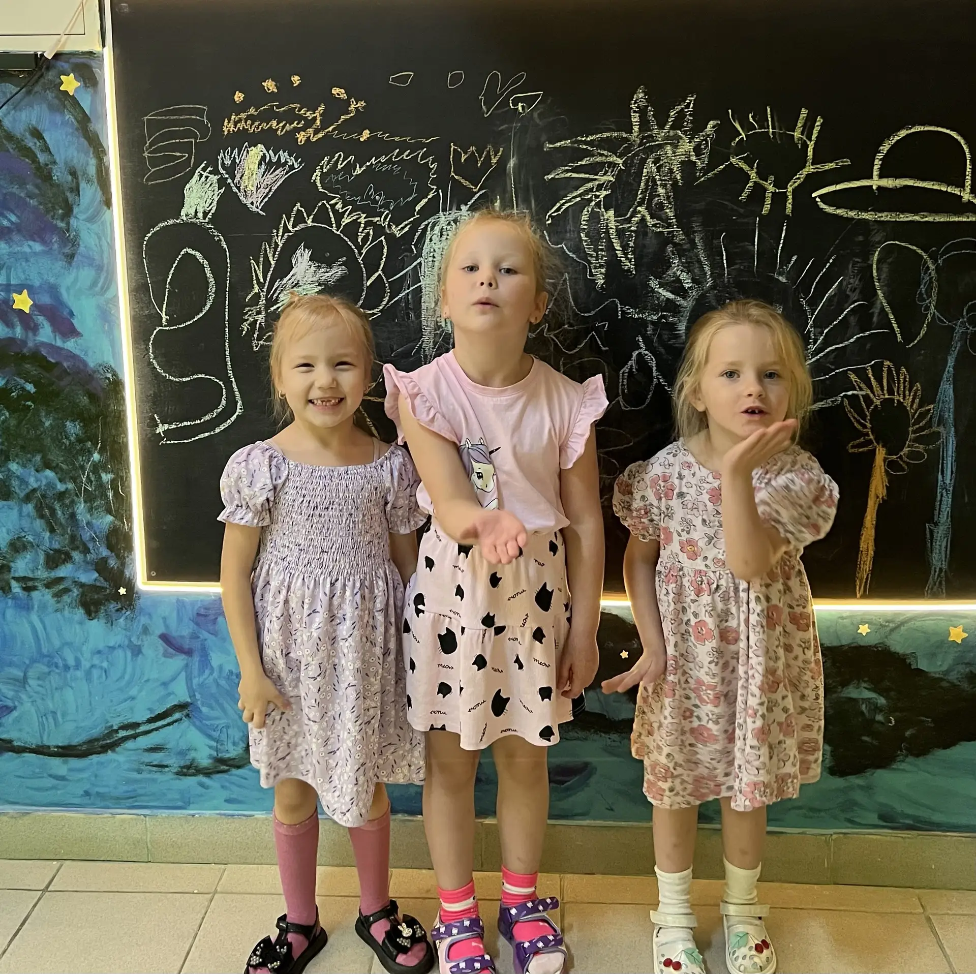 🎨Наши юные художницы желают всем ОТЛИЧНЫХ ВЫХОДНЫХ!😍