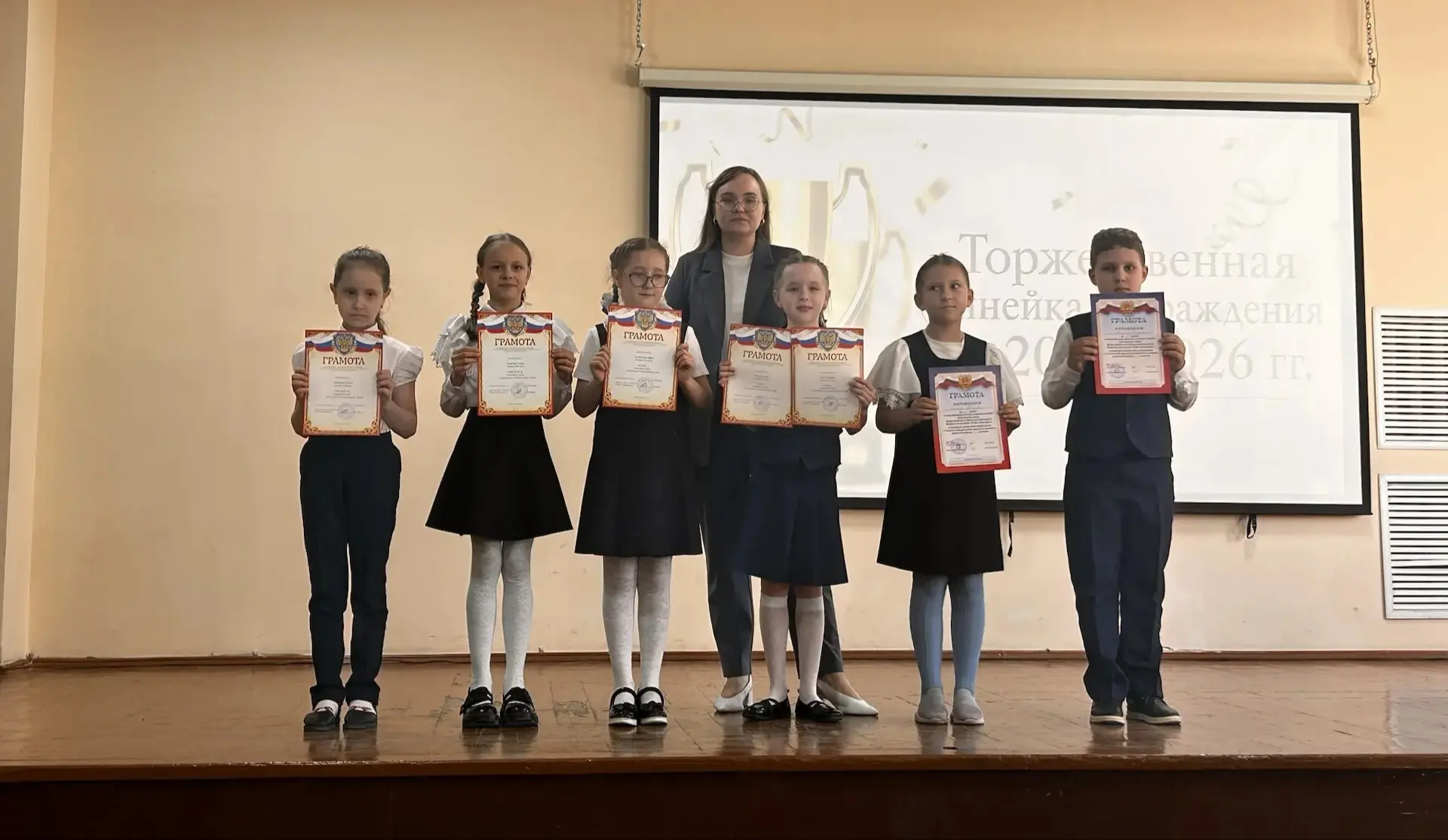 В пятницу, 18 мая, у нас прошла торжественная линейка для учеников начальной школы. Повод собраться 