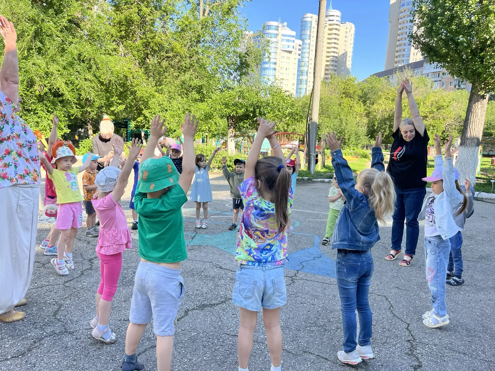 🌞 В нашем детском саду утро начинается с весёлой и энергичной зарядки! 🌞