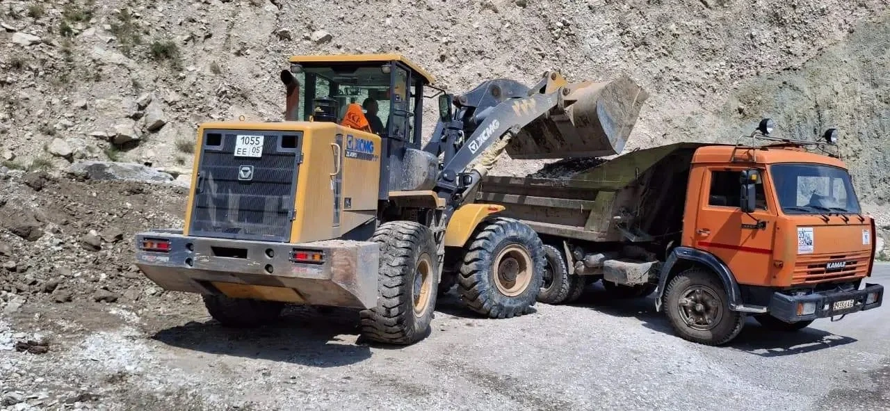 🚜Дорожники Дагестана продолжают работы по содержанию и благоустройству дорог