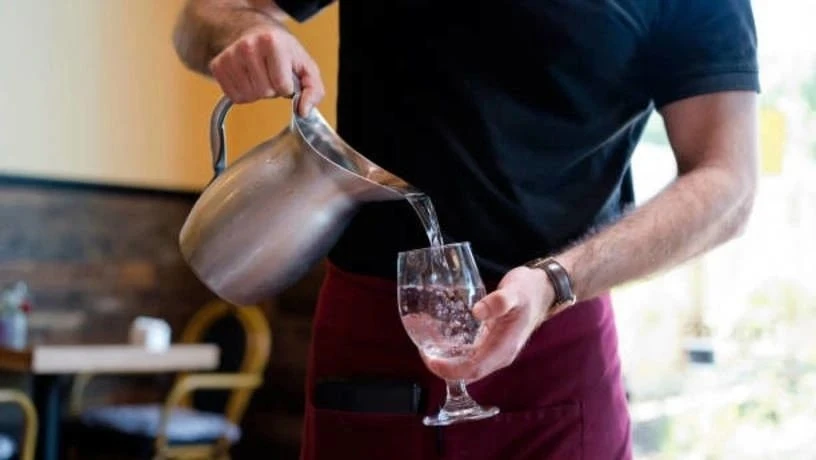 💧 «Воду — бесплатно!»: Госдума хочет обязать кафе угощать гостей без счёта