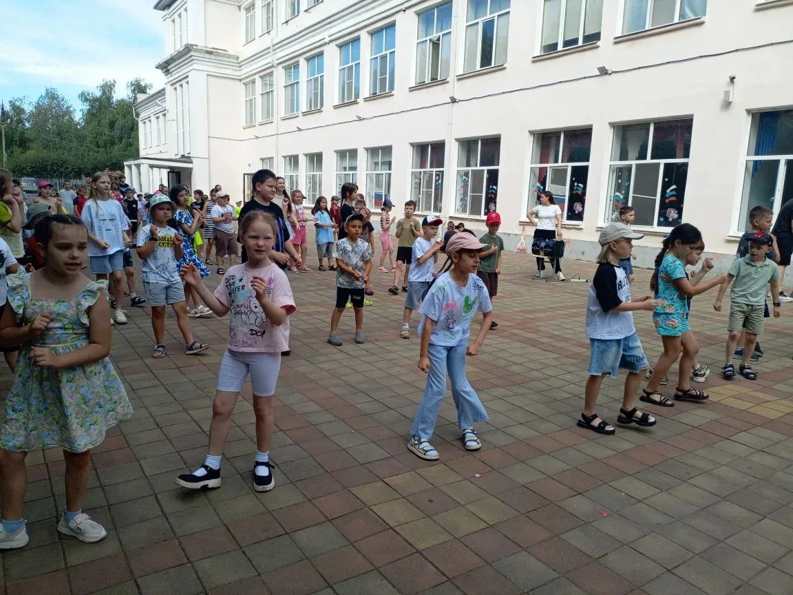 🌈✨ В пришкольном лагере "Радуга" прошли последние денёчки под девизом: "Мы за мир во всем мире"! ✌️