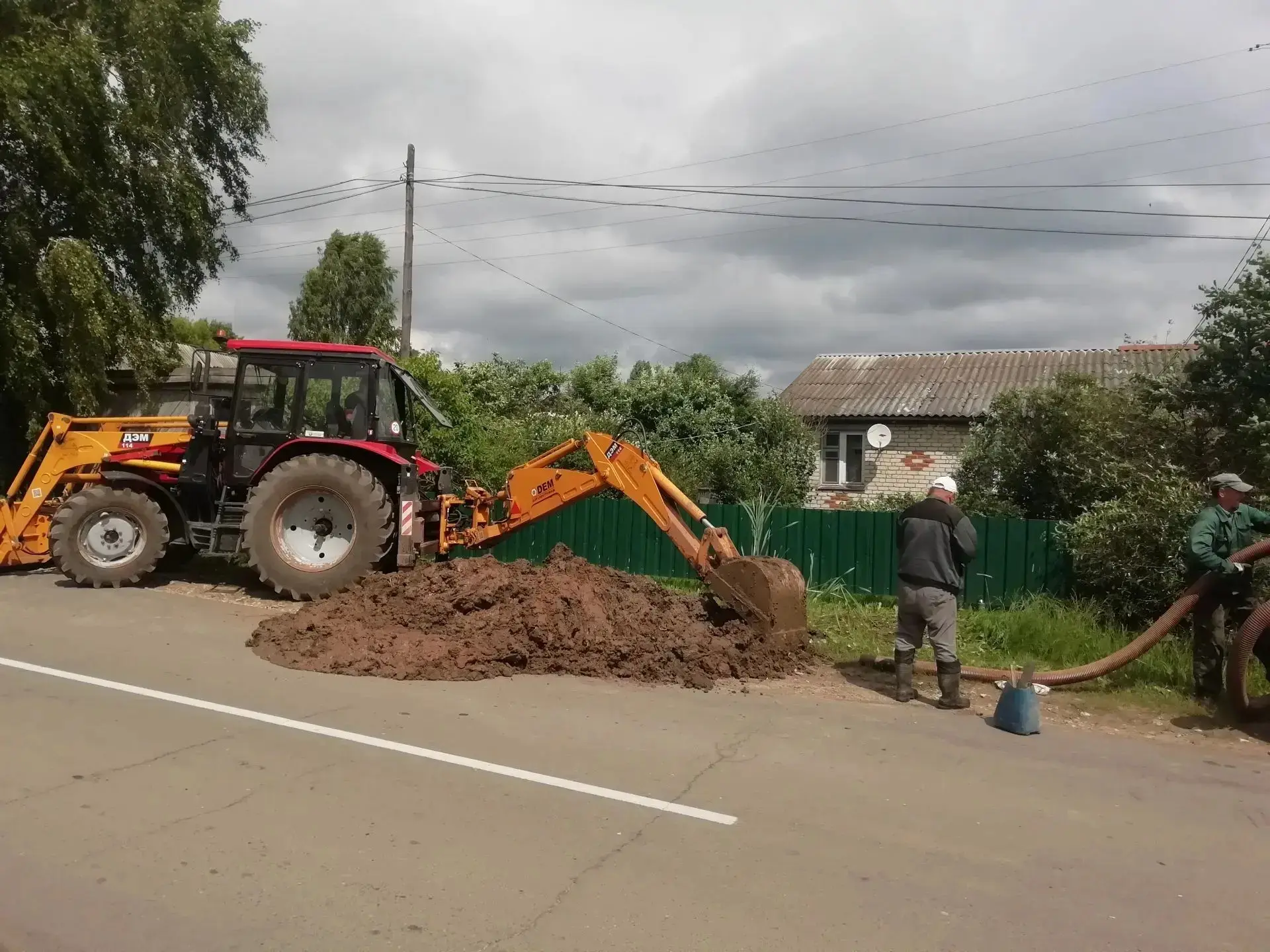 Устранение прорыва на сетях водоснабжения с. Хмелевицы. Работа по заявкам.