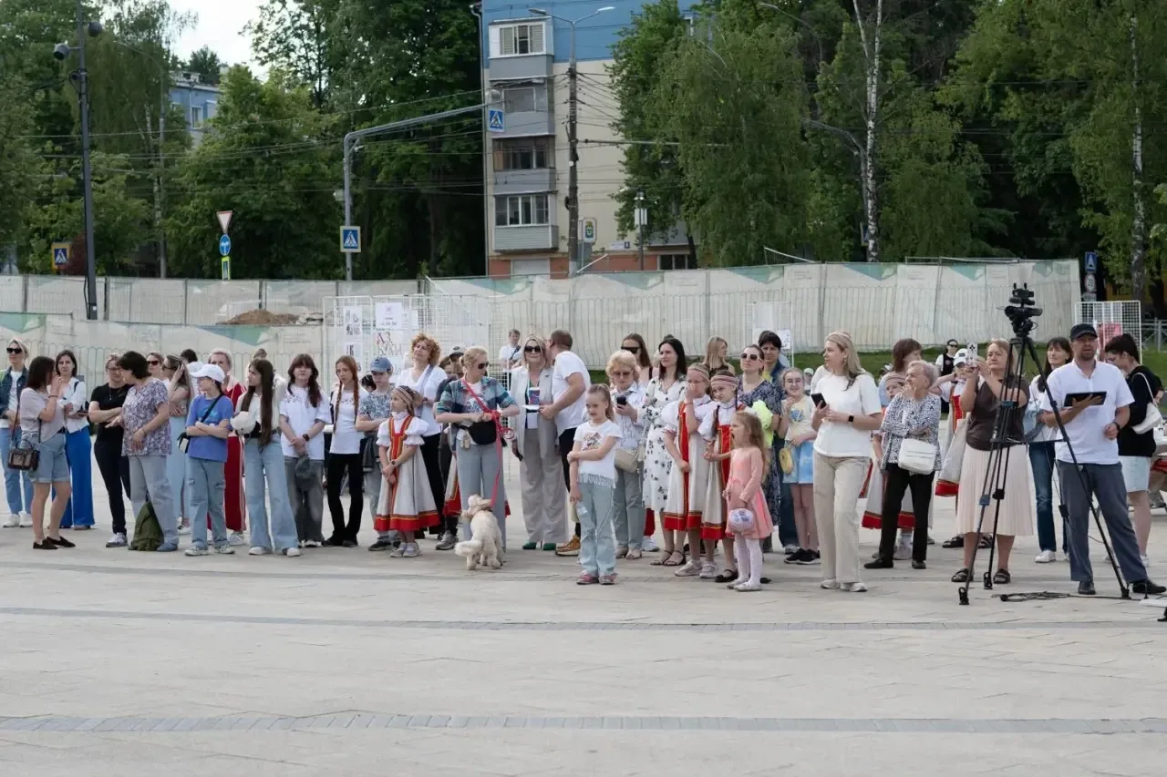 24 мая, в День славянской письменности и культуры, возле кинотеатра «Искра» начал работу Открытый ре