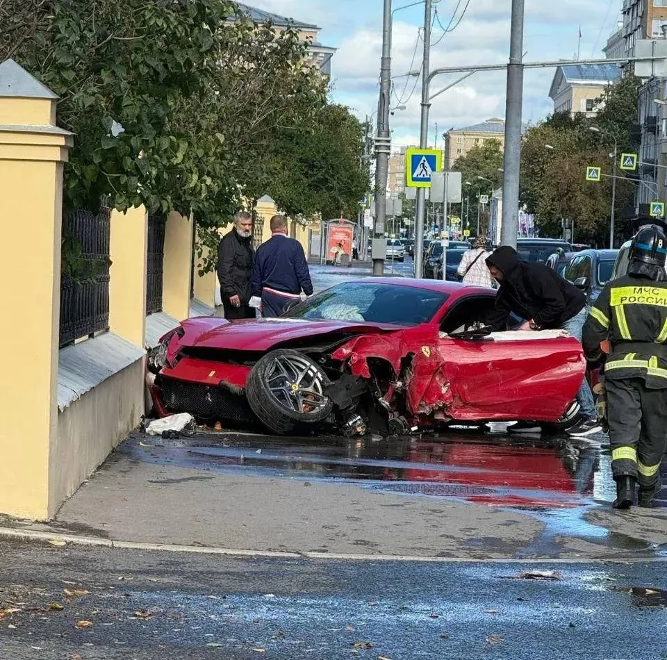 🏎️Ferrari влетела в забор на Большой Пироговской.