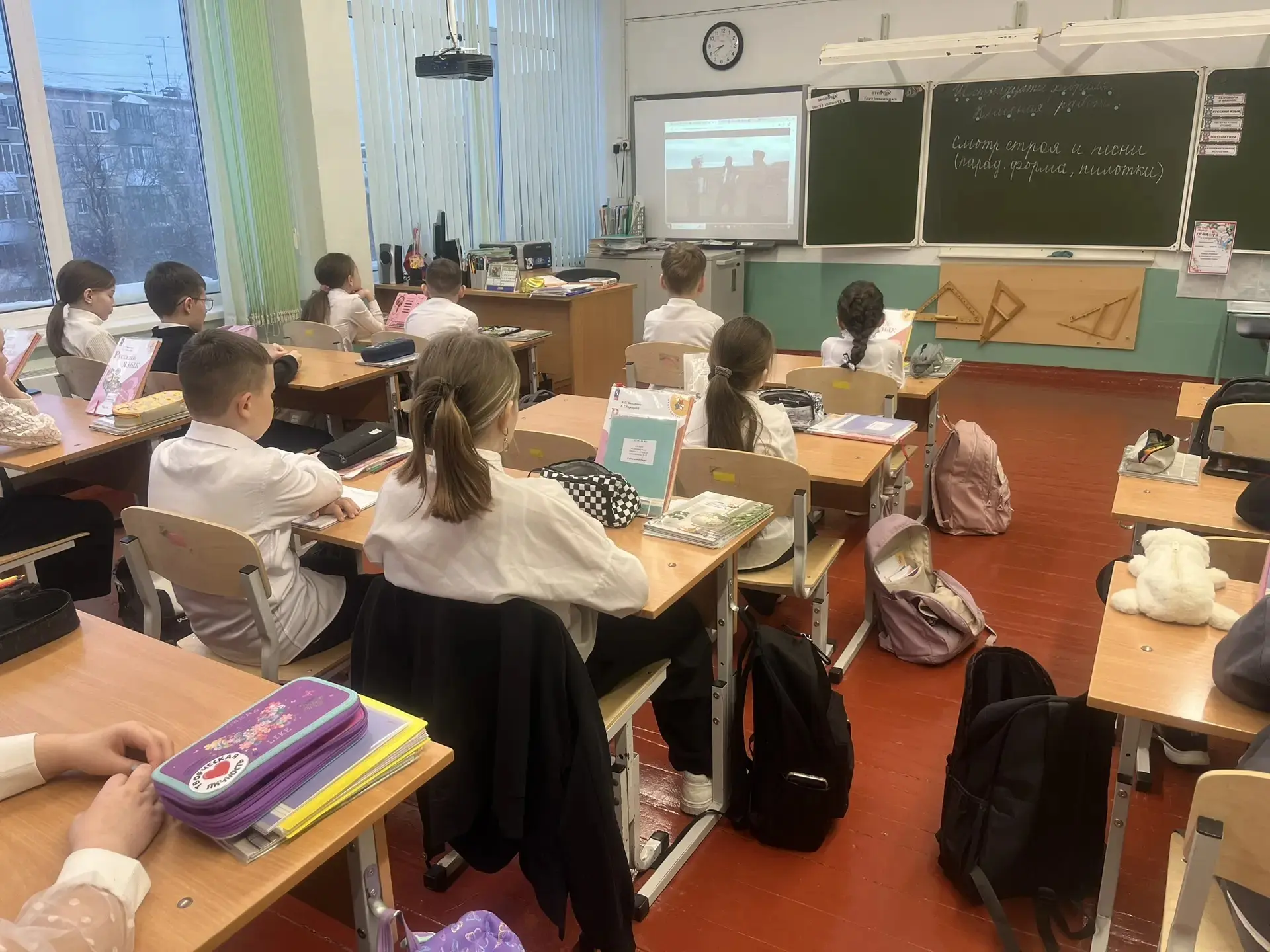 Подвиг без громких слов: о чем говорили на этой неделе 🇷🇺  В понедельник в нашей школе прошло заняти