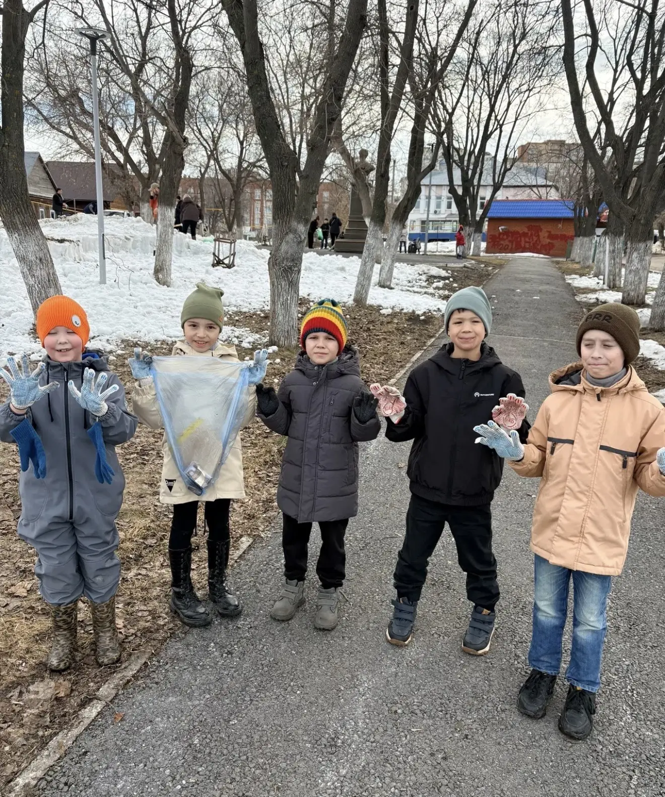 Маленькие Орлята 2 «Б» класса приняли активное участие в общегородском субботнике! 🌿  Особенно симво