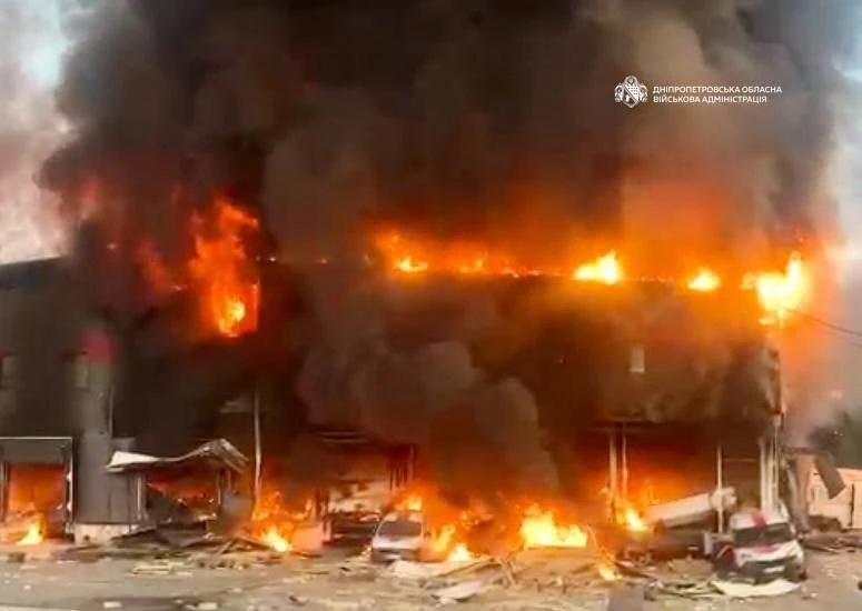 Тем временем продолжает полыхать поражённый объект в Кривом Роге.