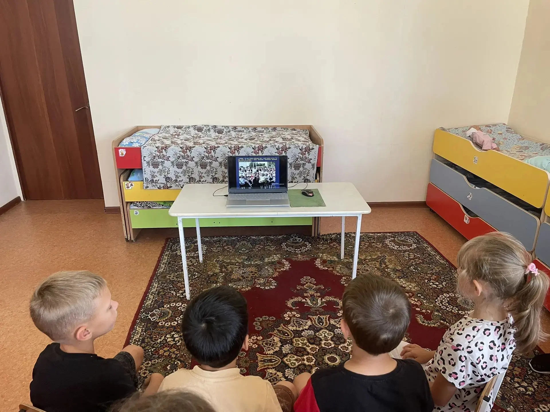 Сегодня в старшей разновозрастной группе мы говорили о важном — о памяти, доброте и под...