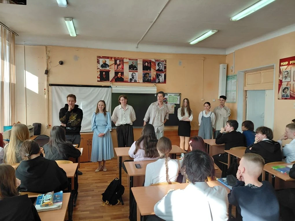 🎭 В нашей школе были гости 🎭  Наверняка вы узнаете некоторых из них 😉 Да, это артисты Амурского обла