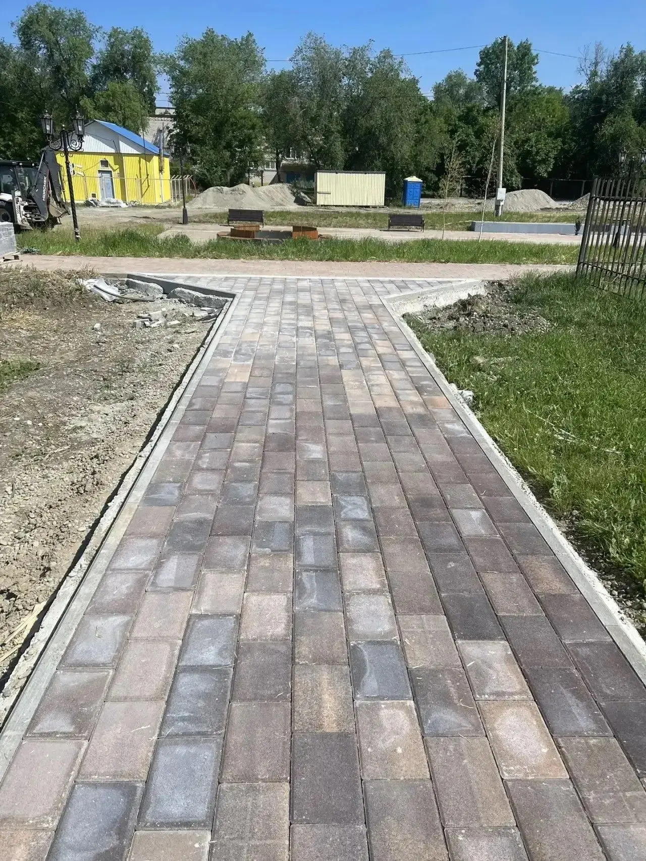 🛠️ Сквер «Новый» преображается: началась укладка тротуарной плитки!